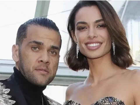 Vợ Dani Alves bị tấn công trên mạng xã hội