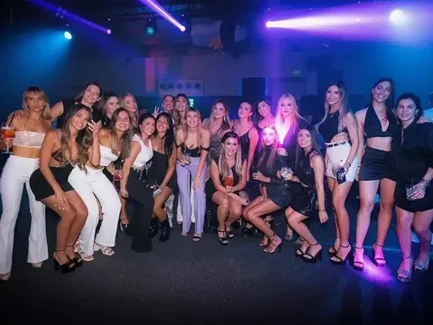 Vợ Messi tận hưởng tiệc đêm cùng dàn WAGs Argentina