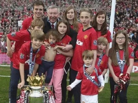 Vợ qua đời, Sir Alex mua nhà mới để ở gần con cháu