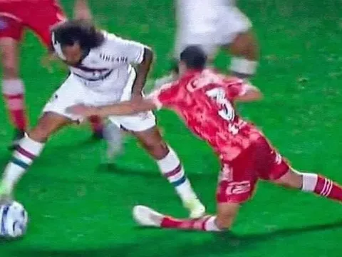 Vô tình làm đối thủ gãy gập chân, Marcelo khóc nức nở