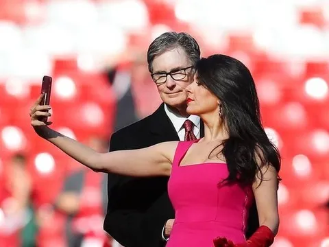 Vợ trẻ của chủ tịch Liverpool vui mừng sau chiến thắng 5-0