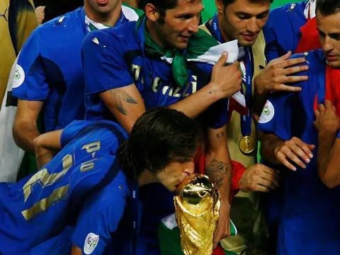 Với Pirlo, màu áo thiên thanh là bầu trời