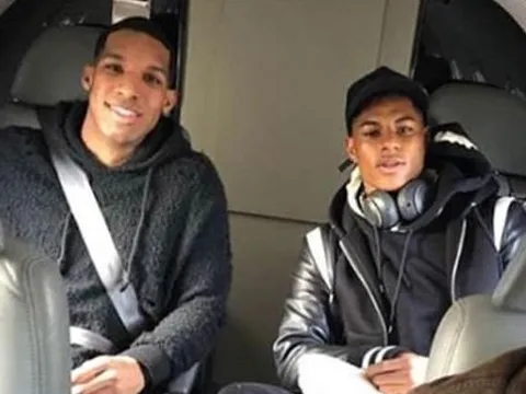 Vừa bị thẻ đỏ, Rashford đón thêm hung tin của anh trai