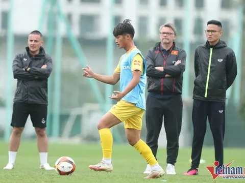 'Vua giải trẻ' Quốc Việt lỡ cơ hội ra mắt HLV Philippe Troussier