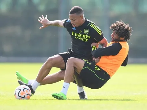 Vừa tái xuất, Elneny làm điều gây hú vía cho Jesus