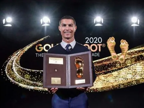 Vượt Messi, Ramos, Lewandowski; Ronaldo rạng rỡ khoe giải thưởng Bàn chân vàng