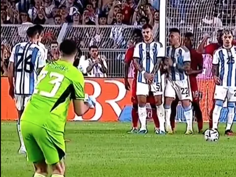 Emiliano Martinez hiến kế giúp Messi ghi bàn trước Panama
