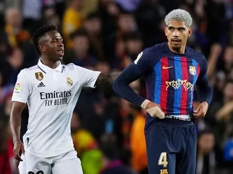 Cử chỉ đẹp của Vinicius sau khi khiến hậu vệ Barca phản lưới