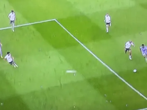 Đối thủ xử lý láu cá khiến Vinicius vấp ngã