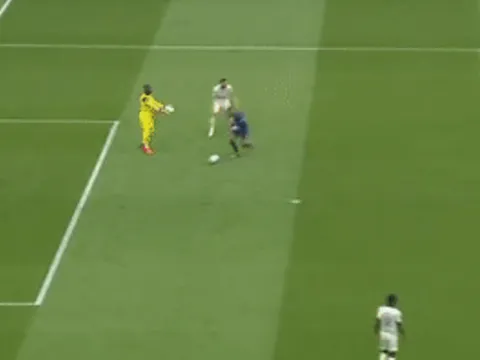 Mbappe cười tươi sau pha ghi bàn 'dễ nhất sự nghiệp'