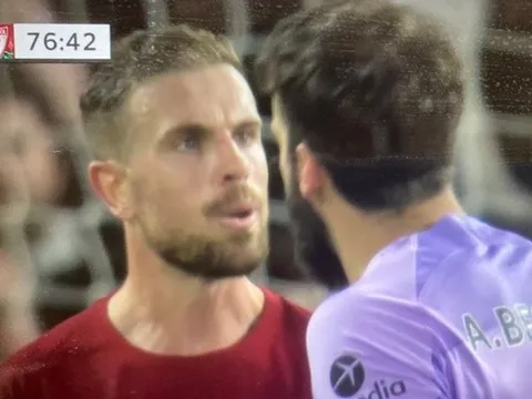 Hai sao Liverpool cãi nhau ngay trên sân