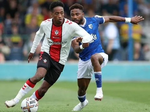 Arsenal bất ngờ nhắm đến Kyle Walker-Peters