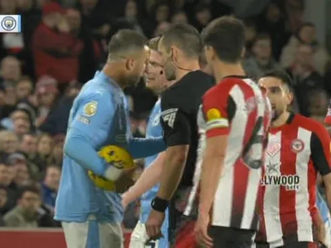 Walker "nổ đom đóm mắt", Guardiola liền ra mặt