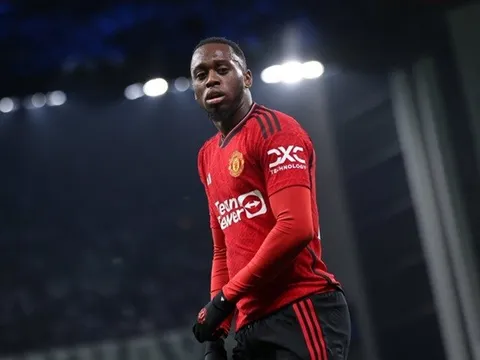 NÓNG! Aaron Wan-Bissaka bất ngờ được tưởng thưởng