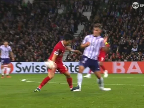 CĐV MU nổi đóa khi sao Liverpool không bị đuổi dù phạm lỗi như Rashford