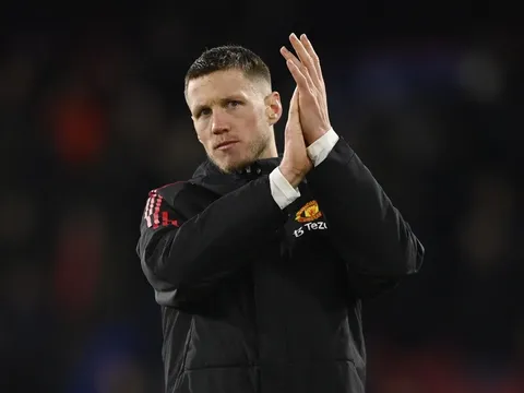 Neville hỏi thẳng Ten Hag lý do Weghorst liên tục đá chính