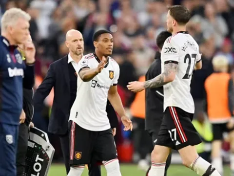 "Man United đang thi đấu với 10 người"