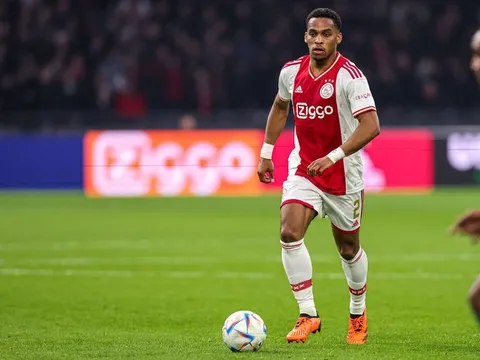 Wesley Sneijder cảnh báo Man United ở thương vụ Jurrien Timber