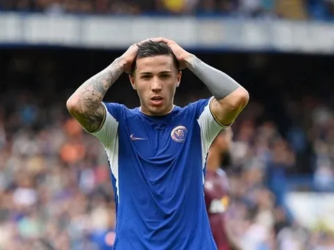 Thua tệ hại, Chelsea 'nổ đom đóm mắt' vì trọng tài