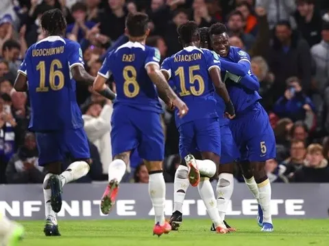 Badiashile tái xuất bùng nổ, dàn sao Chelsea “cười như được mùa”