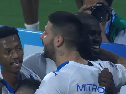 Đại gia Ấn độ suýt gây sốc cho Mitrovic và đồng đội