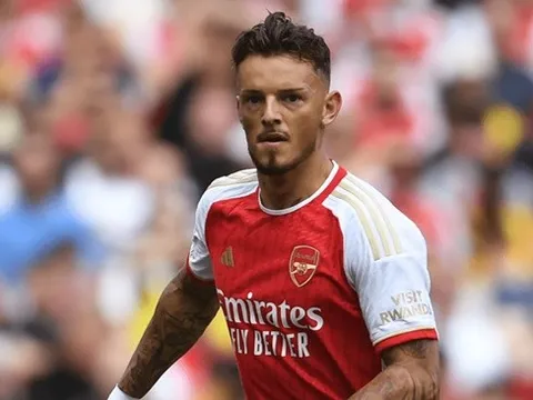 White tiếp tục khiến người xem lóa mắt