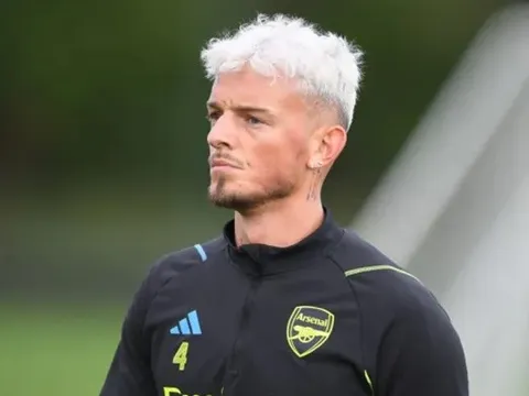 White tuyên chiến Mudryk và Sterling