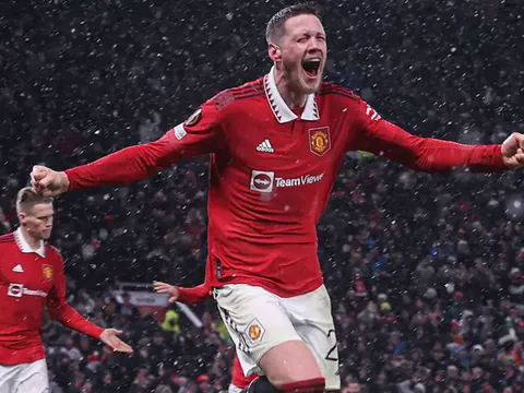 Wout Weghorst như muốn khóc sau bàn thắng đầu tiên tại Old Trafford
