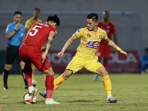 Tân binh tuyển Việt Nam khiến Văn Hậu vất vả