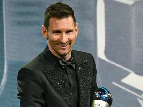 Messi nhắc con đi ngủ sau khi nhận giải FIFA The Best