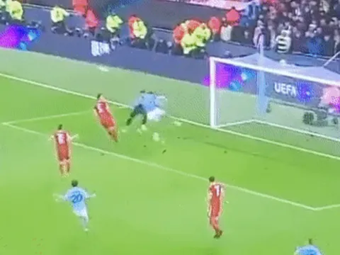 CĐV trầm trồ trước pha cứu thua của thủ môn Bayern