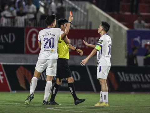 Văn Quyết nhận lỗi, thừa nhận 'cãi' trọng tài