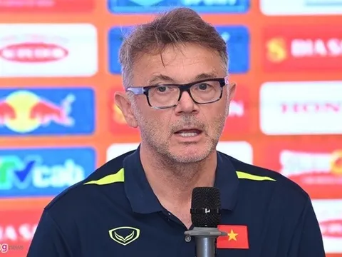 HLV Troussier: Tuyển thủ Việt Nam không hiểu ý nhau là bình thường
