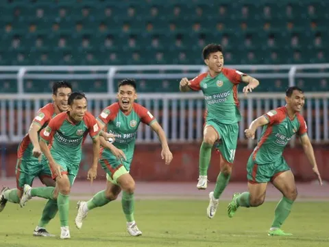Xác định cái tên cuối cùng chinh chiến ở Hạng Nhất 2023/24