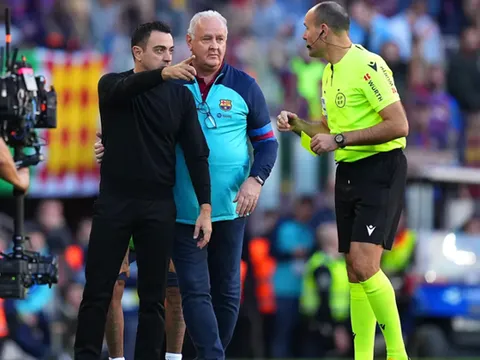 Xavi: "Ông ấy đã mất kiểm soát trận đấu"