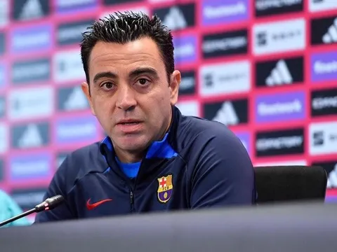 Xavi gọi tên tiền vệ hay nhất từng thấy