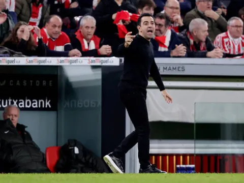 Xavi lý giải tại sao không sử dụng Vitor Roque