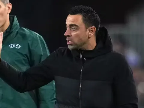 Xavi chỉ ra tình huống Man United thoát được 1 quả penalty