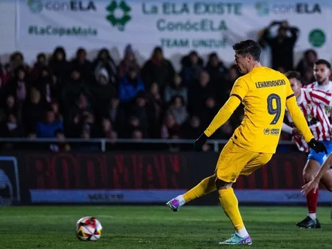 Xavi hé lộ kế hoạch kết hợp Lewandowski và Roque