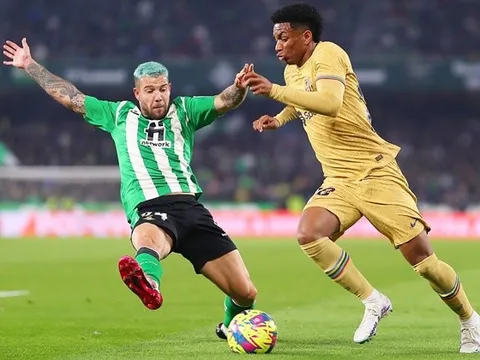 Xavi khai quật cho Barca 'cơn lốc đường biên'