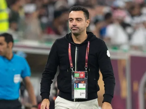 Xavi nên tránh xa Camp Nou vào lúc này