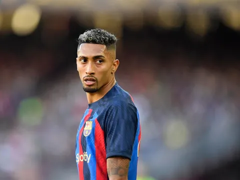 Xavi phá vỡ im lặng về tương lai Raphinha