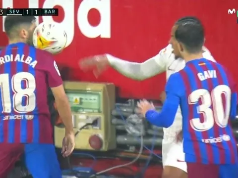 Xavi phản ứng với Rakitic; Mục tiêu M.U, Chelsea trả giá vì hung bạo