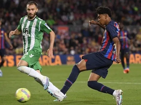 Xavi trình làng 'thần đồng' trong chiến thắng 4 sao