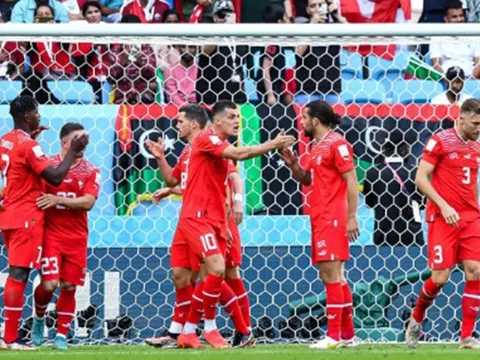 Xhaka mất bình tĩnh với đồng đội