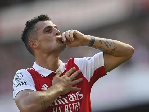 "Granit Xhaka đã dành vài phút để ôm tất cả mọi người"