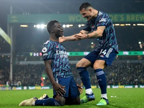 Xhaka hóa Ronaldinho, toan đá Saka