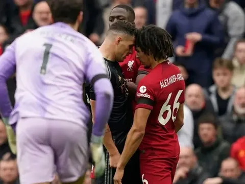 Xhaka thoát thẻ đỏ sau hành động điên rồ