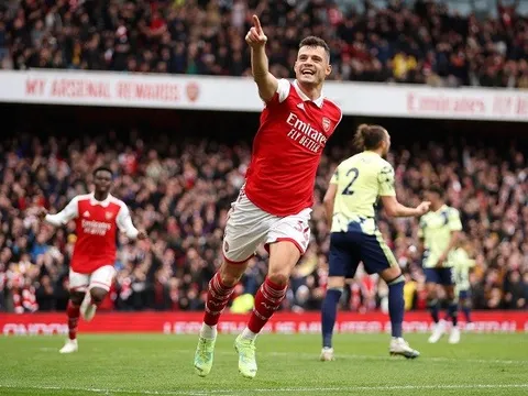 Phản ứng của Piers Morgan khi Arsenal hủy diệt Leeds