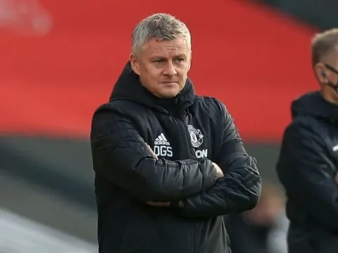 XONG! Fabrizio Romano lên tiếng, đã rõ hậu vệ phải Man Utd theo đuổi